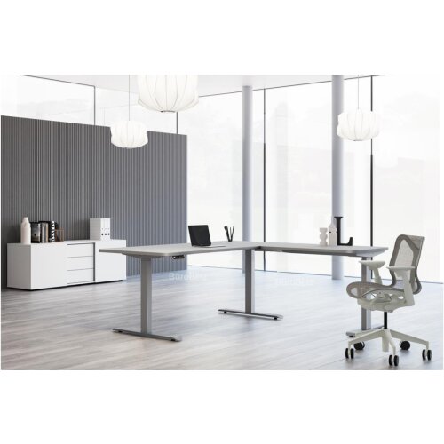 Elektrisch höhenverstellbarer Winkelschreibtisch Serie Disegno, mit abgerundeten Ecken, im Maß: 180 x 180 cm, Dekor: Weiss, Gestell: Silber