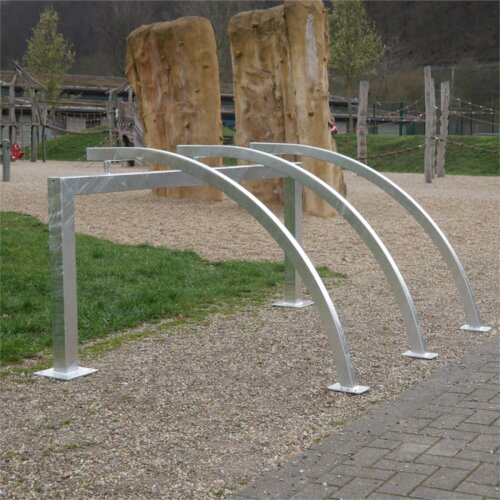 Reihenanlage aus Vierkantrohr mit gebogenen Anlehnbügeln