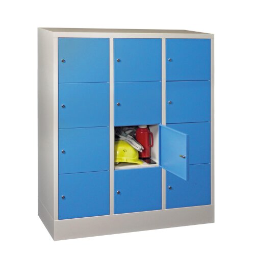 Schliessfachschrank 152 cm hoch, 12 Fächer, Abteilbreite 300mm, auf Sockel