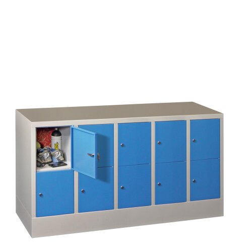 Schliessfachschrank 10 Fächer, Abteilbreite 300mm, auf Sockel, Höhe 85,5 cm, Korpus: Enzianblau, Türen: Enzianblau, Zylinderschloss