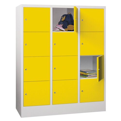 Schliessfachschrank 12 Fächer, Abteilbreite 400 mm, auf Sockel, Höhe 152 cm, Korpus: Lichtgrau, Türen: Feuerrot, Zylinderschloss