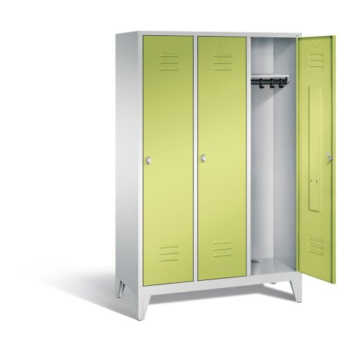 Spind Classic auf Füßen, 3 Abteile, Abteilbreite 400mm, Farbe Korpus: Lichtgrau, Farbe Front: Viridingrün