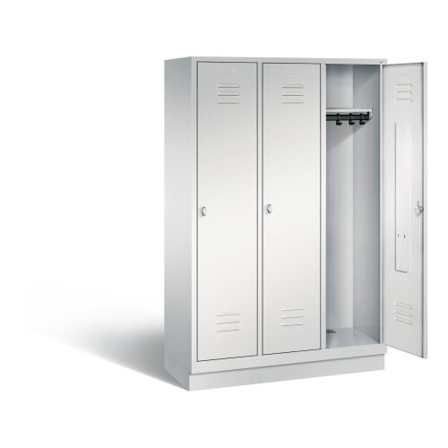 Spind Classic auf Sockel, 3 Abteile, Abteilbreite 400mm, Farbe Korpus: Lichtgrau, Farbe Front: Lichtgrau