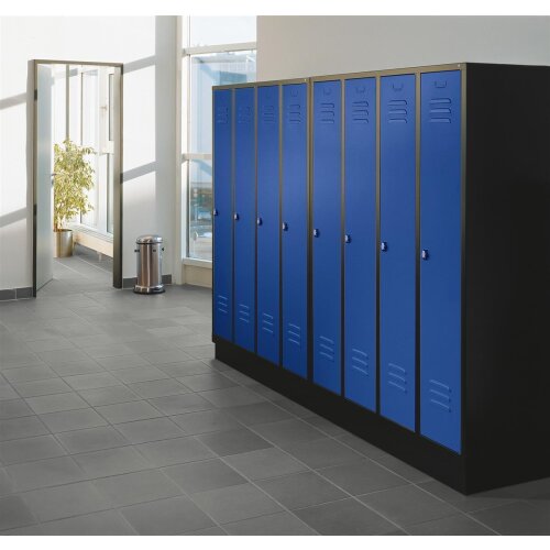 Spind Classic auf Sockel, 3 Abteile, Abteilbreite 400mm, Farbe Korpus: Lichtgrau, Farbe Front: Lichtgrau