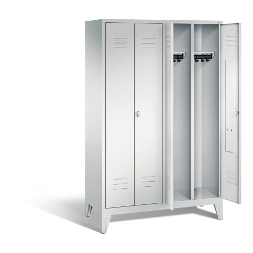 Spind Classic mittig schliessend auf Füßen, 4 Abteile für 2 Personen, Abteilbreite 300mm, Farbe Korpus: Lichtgrau, Farbe Front: Lichtgrau