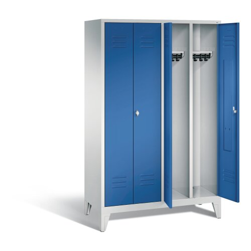 Spind Classic mittig schliessend auf Füßen, 4 Abteile für 2 Personen, Abteilbreite 300mm, Farbe Korpus: Lichtgrau, Farbe Front: Enzianblau