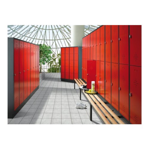 Spind Classic mittig schliessend auf Sockel, 4 Abteile für 2 Personen, Abteilbreite 300mm, Farbe Korpus: Schwarzgrau, Farbe Front: Lichtgrau