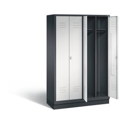 Spind Classic mittig schliessend auf Sockel, 4 Abteile...