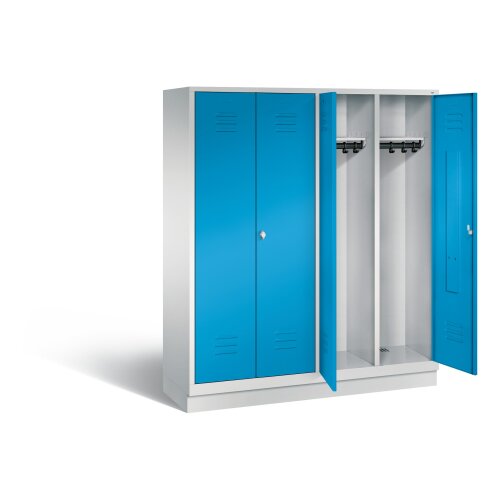 Spind Classic mittig schliessend auf Sockel, 4 Abteile für 2 Personen, Abteilbreite 400mm, Farbe Korpus: Lichtgrau, Farbe Front: Lichtblau