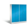 Spind Classic mittig schliessend auf Sockel, 4 Abteile für 2 Personen, Abteilbreite 400mm, Farbe Korpus: Lichtgrau, Farbe Front: Lichtblau