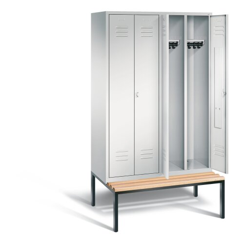 Spind Classic mittig schliessend auf Unterbausitzbank, 4 Abteile für 2 Personen, Abteilbreite 300mm, Farbe Korpus: Lichtgrau, Farbe Front: Lichtgrau